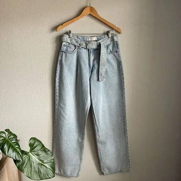 NWT Abercrombie & Fitch The Loose High Rise Belted Jeans in Light Wash - Picture 1 of 6